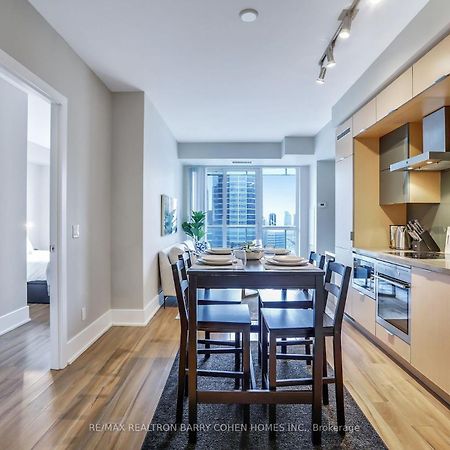 Downtown Suites With Free Parking Торонто Екстер'єр фото