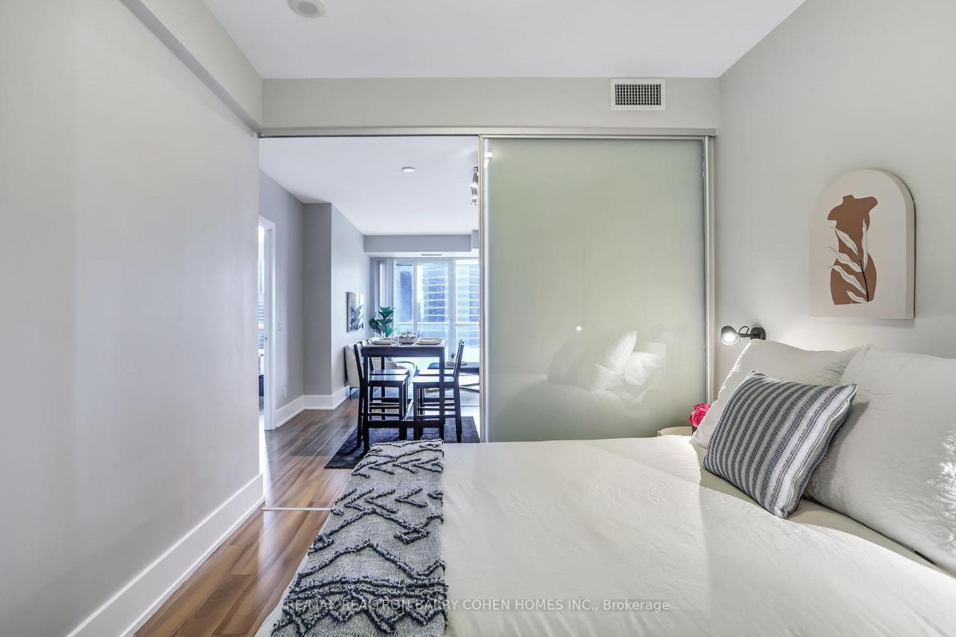 Downtown Suites With Free Parking Торонто Екстер'єр фото