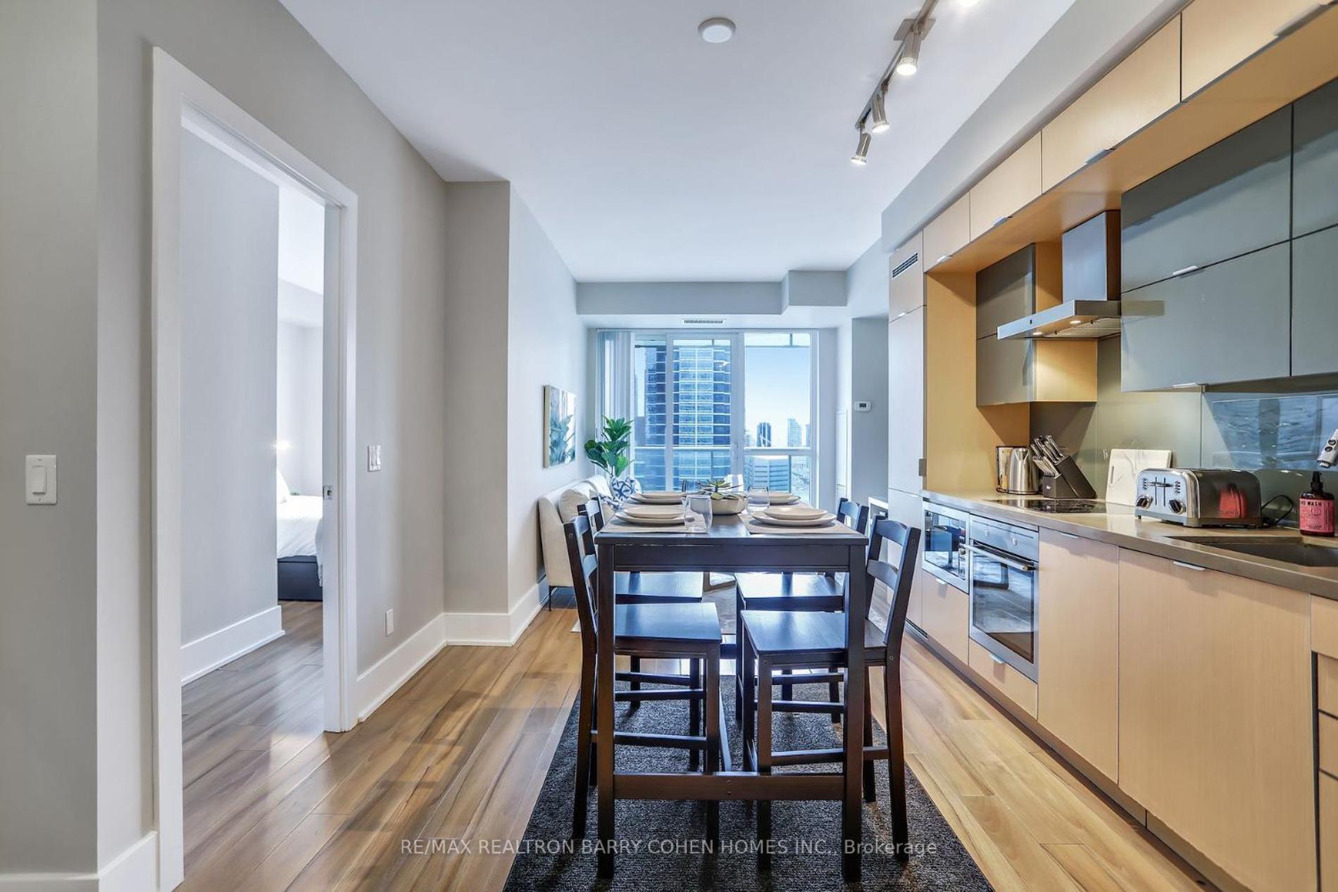 Downtown Suites With Free Parking Торонто Екстер'єр фото